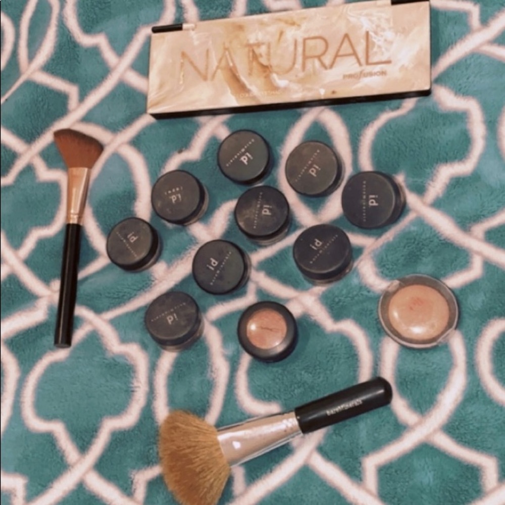 MAKEUP BUNDLE 🍒 - Picture 1 of 5
